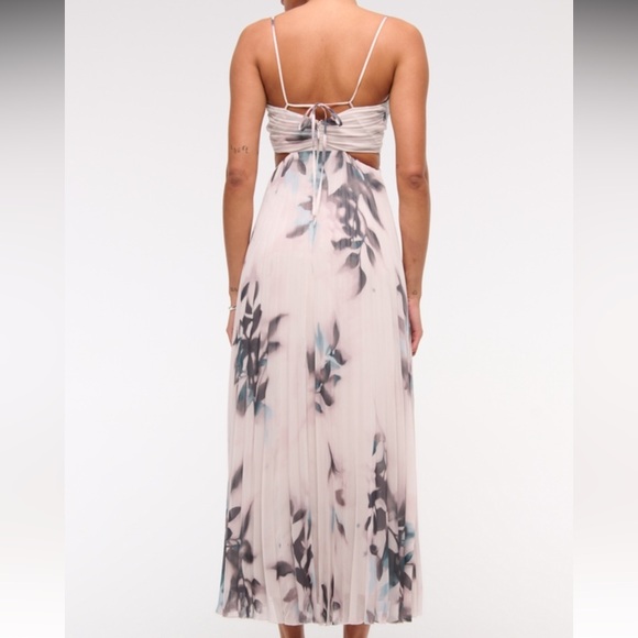 Women’s Blush Floral Pleated Maxi Dress - Picture 3 of 5